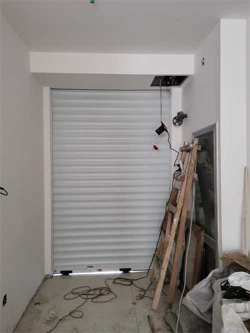 車(chē)庫(kù)門(mén)的操作事項(xiàng)要按照正確方式來(lái)